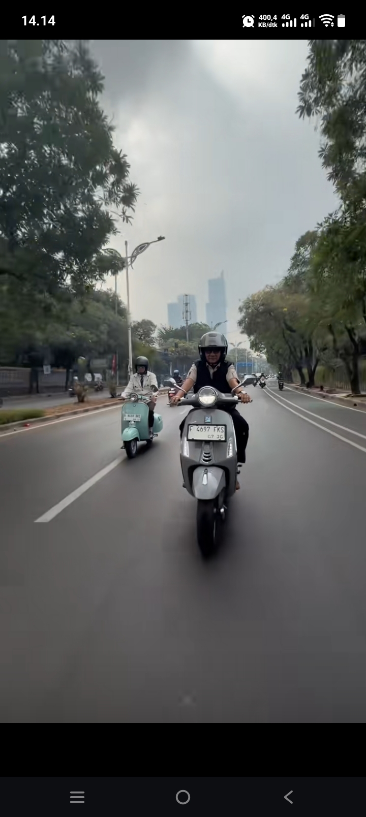 KOMPAK NAIK SKUTER VESPA, MENTERI & WAMEN HADIRI RAPAT DI KOMISI VIII DPR RI